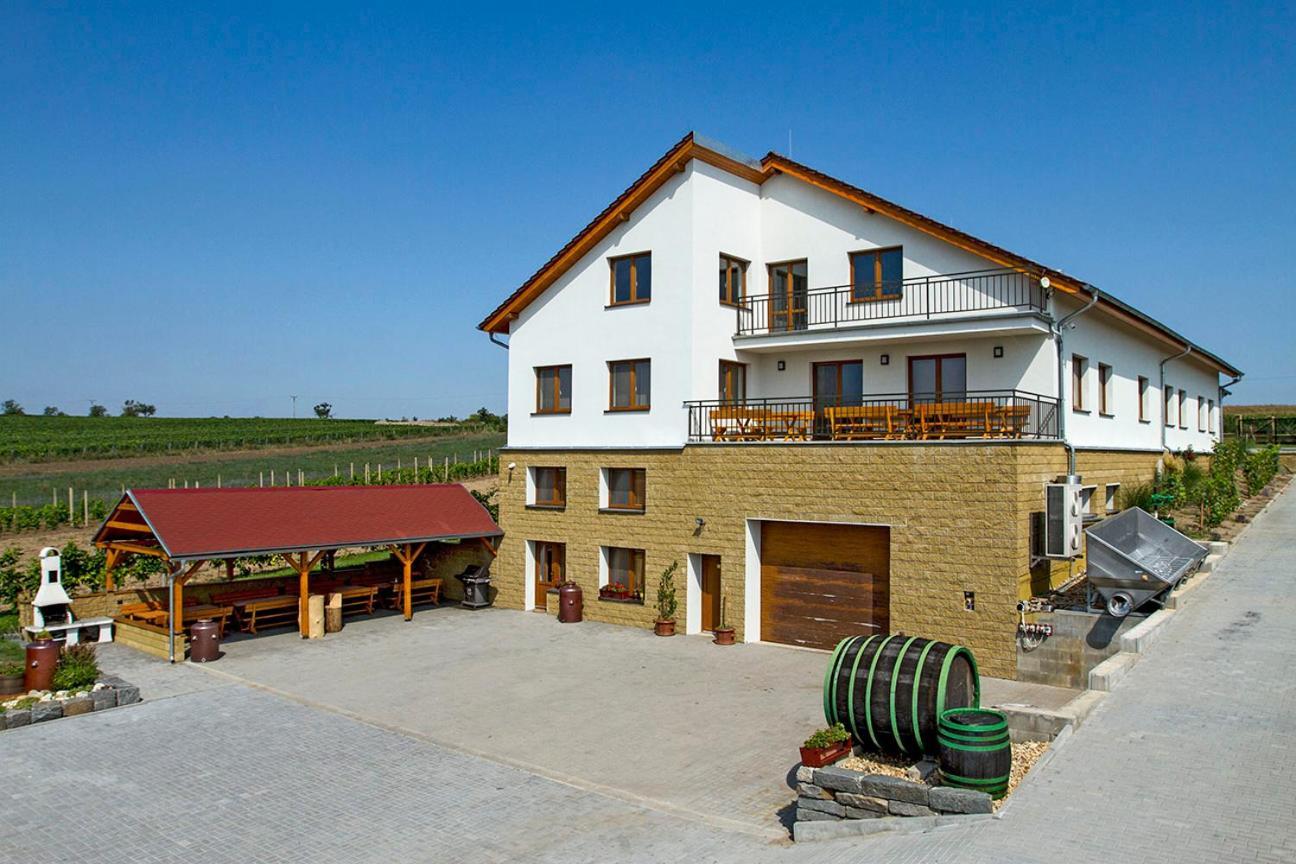 Vinarstvi & Penzion Knapek Strachotin Hotel Exterior photo